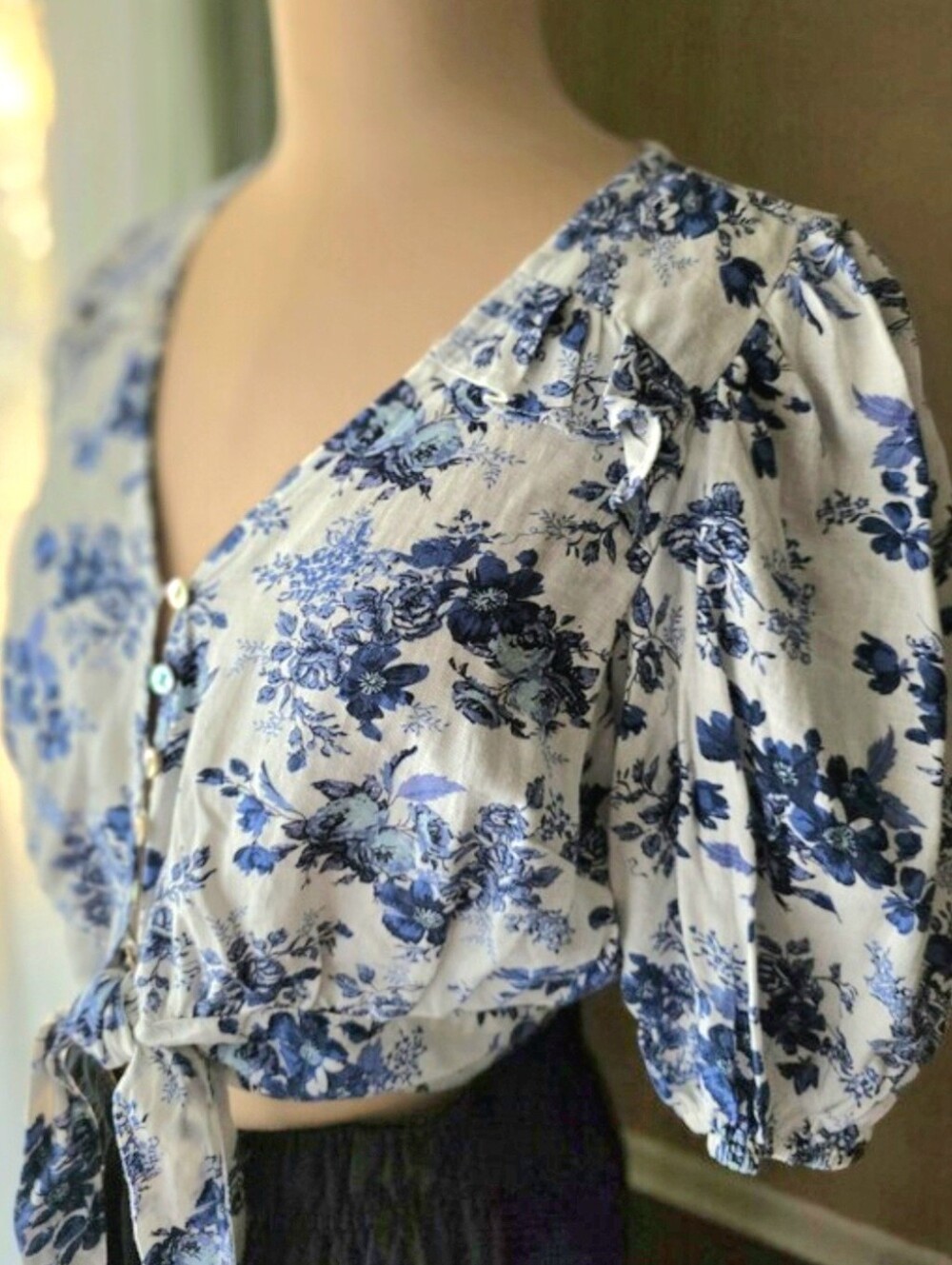 Cupcakes‎ and Cashmere Floral Tie Front Crop Top Blue White Linen Rayon Blend XS